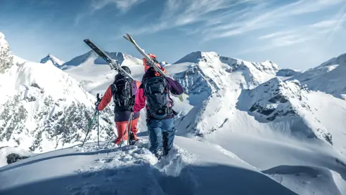Två skidåkare på skidresa, Zell am See, med Nortlander. Skidresor till Zell am See är ett populärt resmål för den som söker både fantastisk skidåkning och en vacker alpin atmosfär.