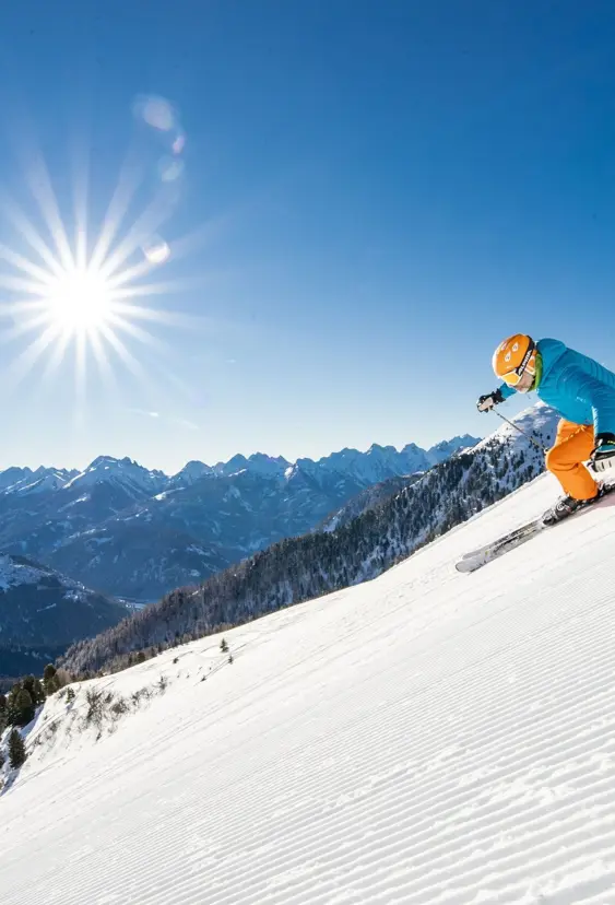 Skidåkning nerför en pist i Canazei, en del av Dolomiti Superski, nära Sella Ronda-massivet, där den berömda turen runt Sella Ronda går.