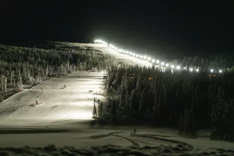 Aftens skiløb med lysløjpe. På destinationerne i Norge og Sverige, samt enkelte i Alperne har du mulighed for at køre på ski når solen er gået ned. Super fed oplevelse som varmt kan anbefales. Læs om mulighederne undeer de forskellige rejsemål.