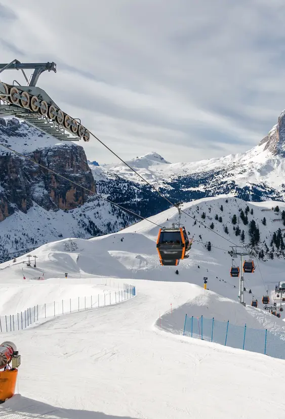 Bild på en av många liftar i liftsystemet i Canazei, som tar skidåkare upp till toppen och uppleva höga höjder med fantastisk utsikt över Dolomiternas berg.
