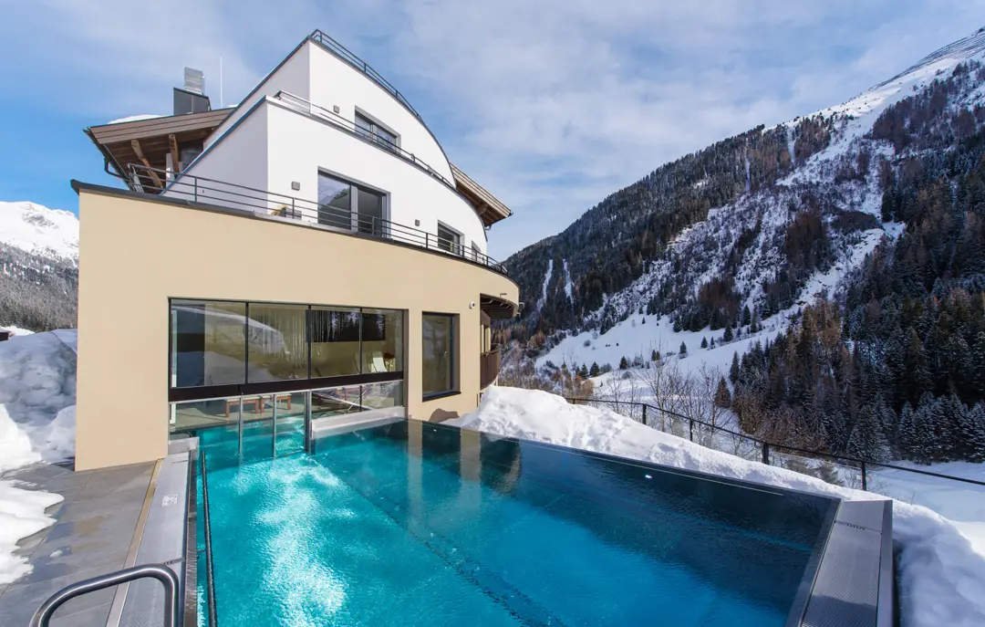 Heat Hotel Grischuna Front 2