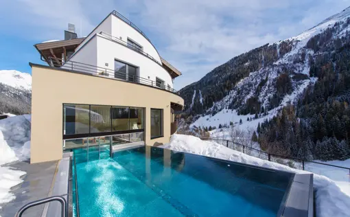 Heat Hotel Grischuna Front 2
