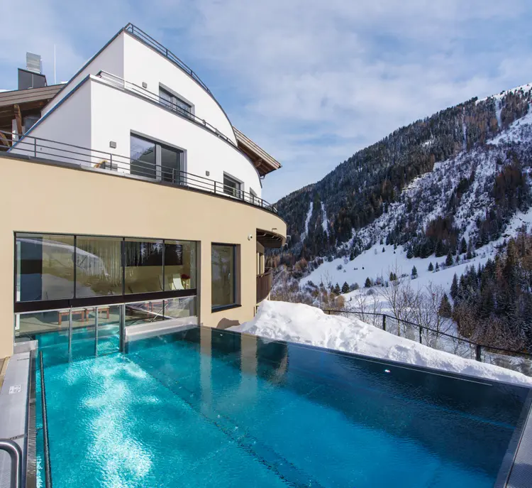 Heat Hotel Grischuna Front 2
