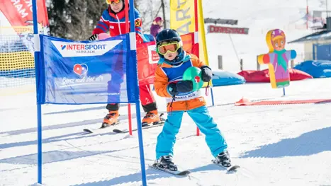 Leg på den danske børneskiskole i Maria Alm