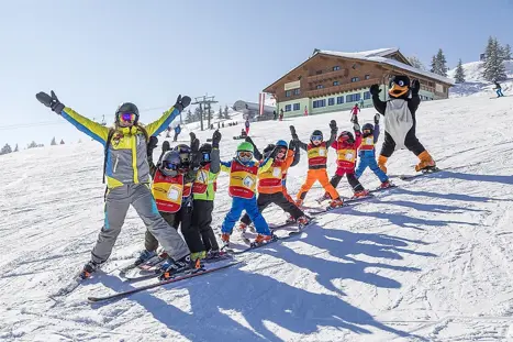 Glade børn på skiskole i Flachau