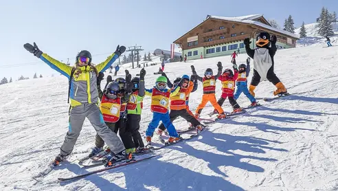 Glade børn på skiskole i Flachau