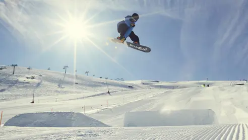 Snowboarder i snowpark Serfaus Fiss Ladis