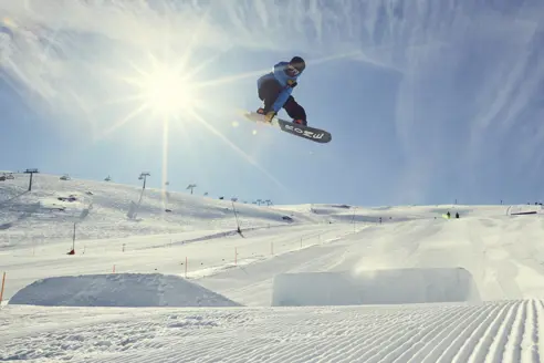 Snowboarder i snowpark Serfaus Fiss Ladis