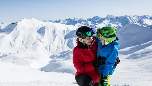Mor og barn med panorama udsigt i alperne