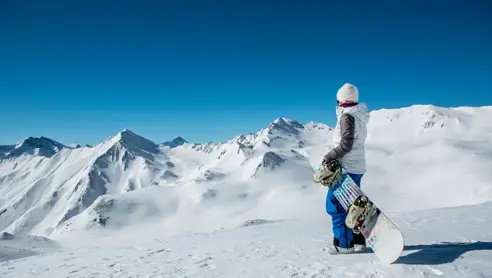 Snowboarder og bjergudsigt i Serfaus Fiss Ladis