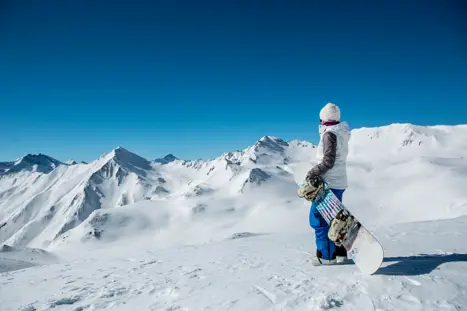 Snowboarder og bjergudsigt i Serfaus Fiss Ladis