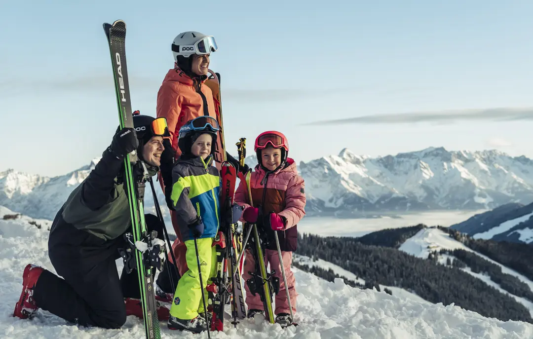 Familie Genießt Ausblick Auf Der Schmittenhöhe (C) Zell Am See Kaprun Tourismus Original