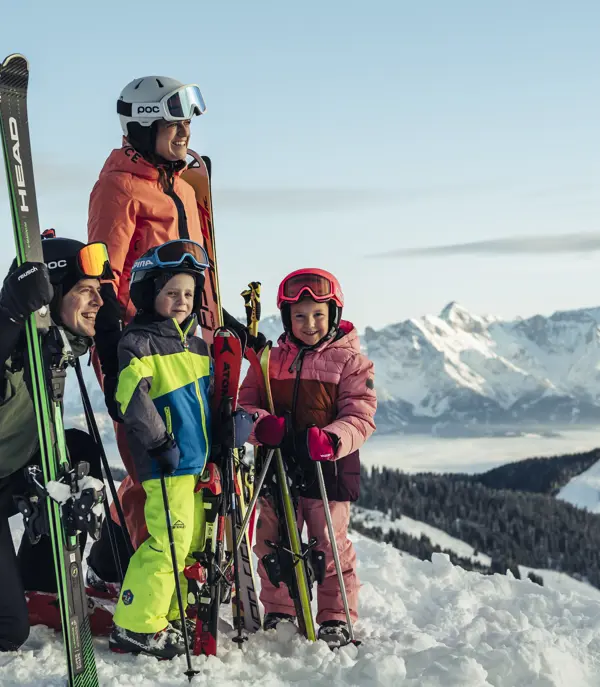 Familie Genießt Ausblick Auf Der Schmittenhöhe (C) Zell Am See Kaprun Tourismus Original