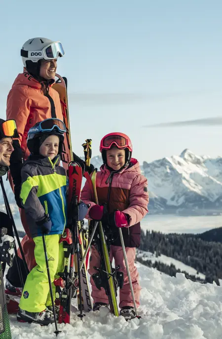 Familie Genießt Ausblick Auf Der Schmittenhöhe (C) Zell Am See Kaprun Tourismus Original