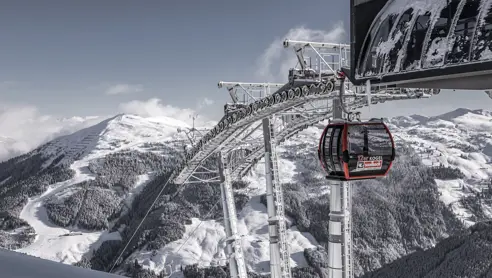 Gondollifte stolelifte i stort skiområde Saalbach