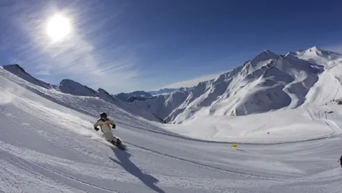 Snowboarder på toppen Serfaus Fiss Ladis