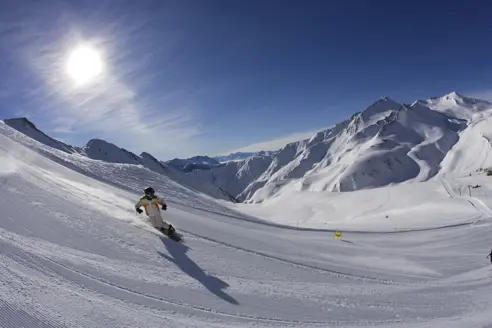 Snowboarder på toppen Serfaus Fiss Ladis