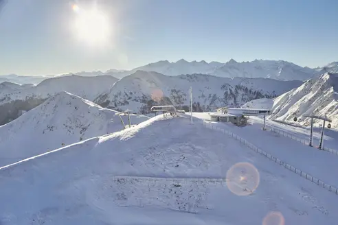 Nyd udsigten og landskabet i alperne fra toppen af Saalbach