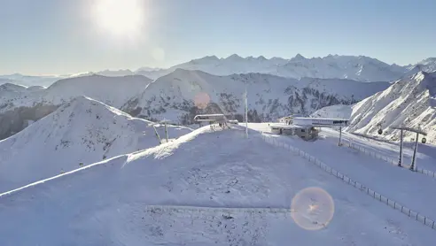Nyd udsigten og landskabet i alperne fra toppen af Saalbach