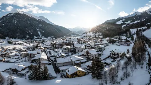 Dorf Pettneu Panorama Winter © TVB St. Anton Am Arlberg Patrick Bätz (5)