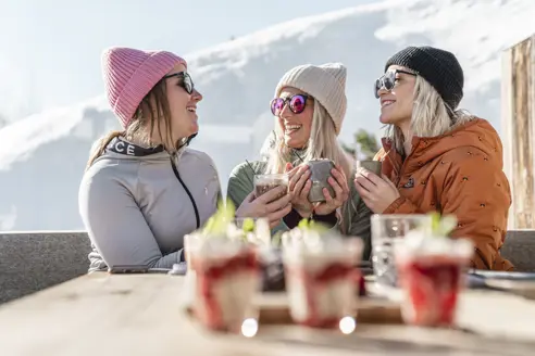 Solskin og frokost på pisten med venner i Saalbach