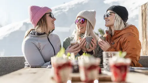 Solskin og frokost på pisten med venner i Saalbach