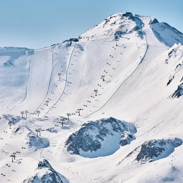 Översikt av skidsystemet i Ischgl, där 90% av skidåkningen sker på över 2 000 meters höjd - fantastisk utsikt över Silvretta Alperna.