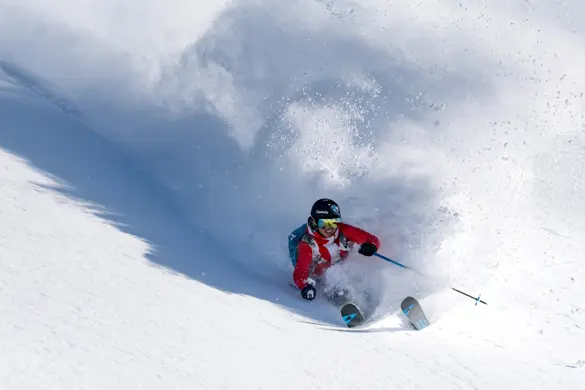 Skidåkare glider genom orörd lössnö i Bad Gastein.