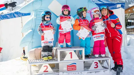 Vi tilbyder skiskole på alle vores destinationer. Skiskole er den perfekte start på børnenes ski-minder. Skiskole er sjovt, hyggeligt og der er god mulighed for at finde nye venner for børnene