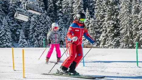 Slalom skiløb på skiskolen i Maria Alm