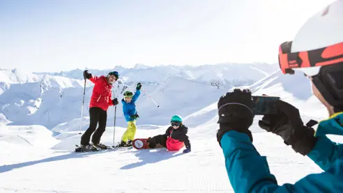 Sjov med familien i sneen Serfaus Fiss Ladis