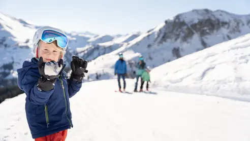 Familieferie i sneen. Skiferie for familien Saalbach