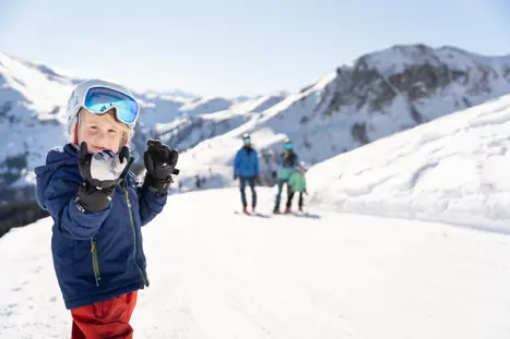 Familieferie i sneen. Skiferie for familien Saalbach
