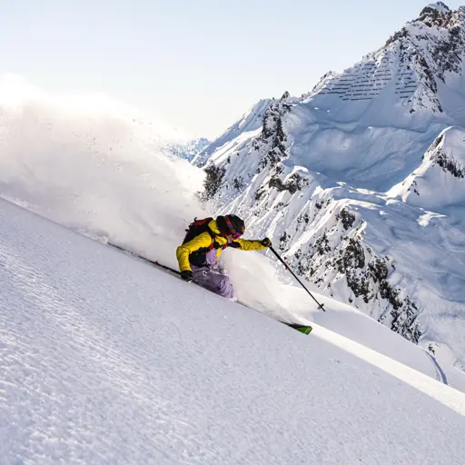 Skidåkare åker genom djupsnö i St. Anton i Österrike.