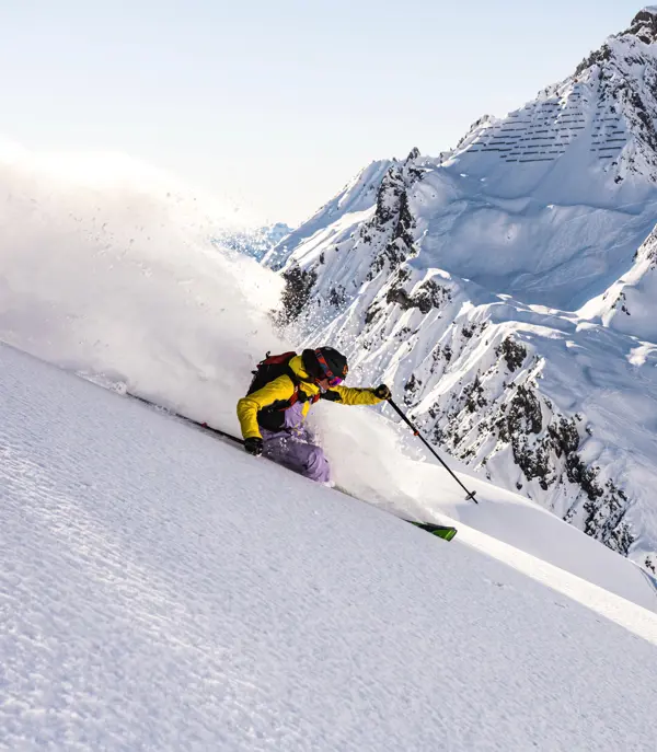 Skidåkare åker genom djupsnö i St. Anton i Österrike.