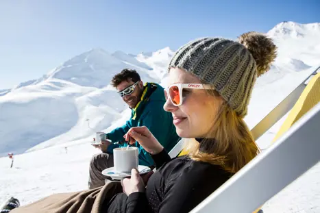 Er du ikke så vild med skiløb ? Så tag en god bog med på pisten, find en god plads i solen. Bestil lidt at drikke og nyd en lydbog eller læs en bog. Eller kobl helt af og bare nyd omgivelserne 