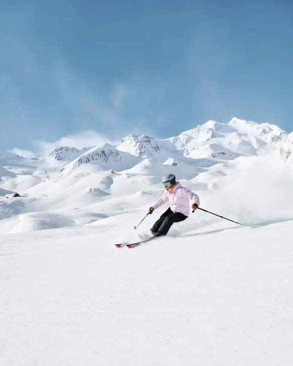 En skidåkare susar nedför pisten i Bad Gastein, där skidåkning är möjligt upp till 2 700 meter över havet.