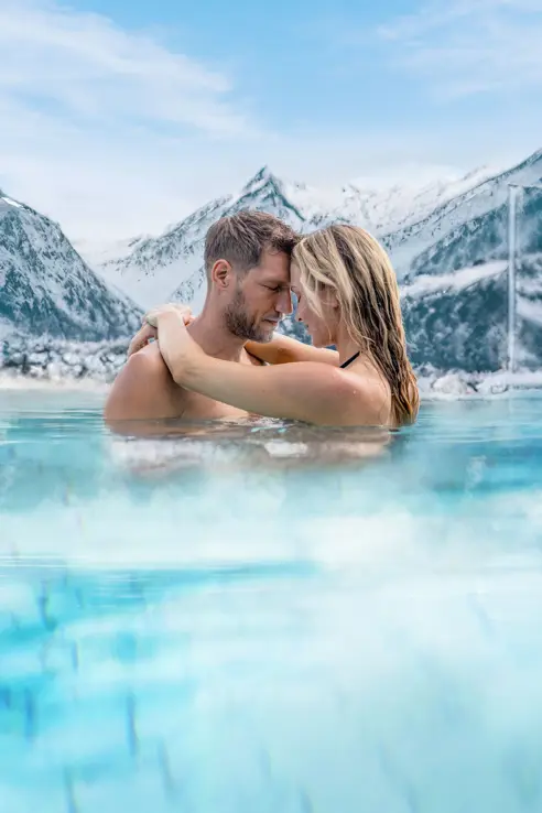 Pärchen Im Pool Couple In The Pool (C) TAUERN SPA.92Bc2a28 Original