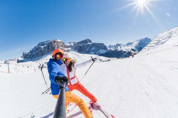 Selfie i Canazei, Dolomiti Superski, som är ett utmärkt område att ta bilder på som att åka skidor.