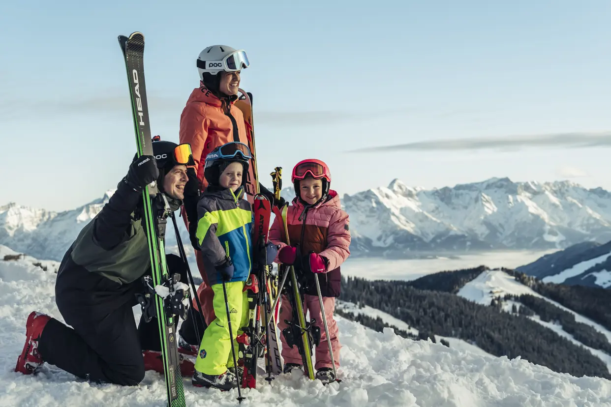 Familie Genießt Ausblick Auf Der Schmittenhöhe (C) Zell Am See Kaprun Tourismus Original