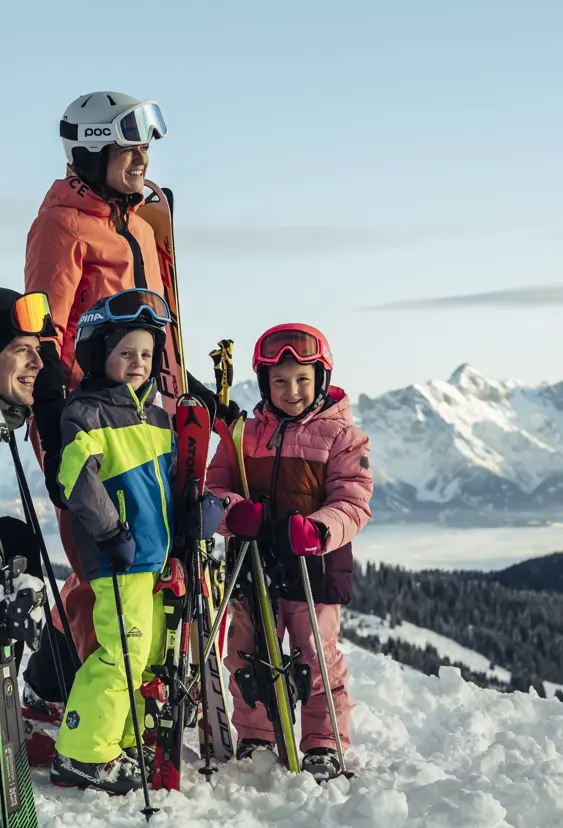 Familie Genießt Ausblick Auf Der Schmittenhöhe (C) Zell Am See Kaprun Tourismus Original