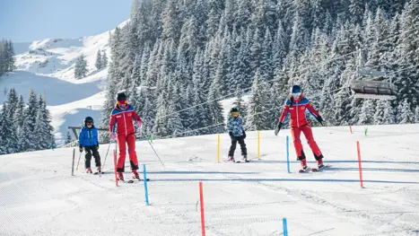 Skiskole med venner. Dansk skiskole Maria Alm børn.