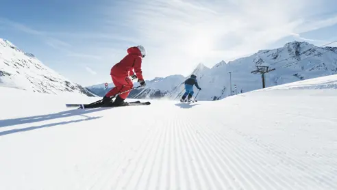 Skidresa Italien. 2 vuxna på en välpreparerad pist.