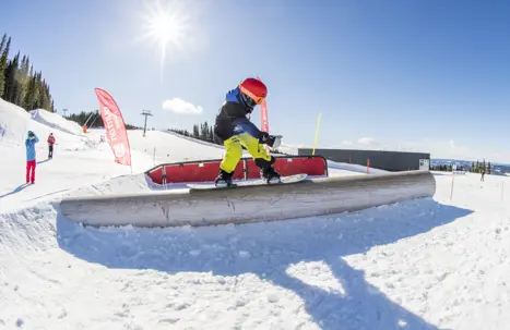 Få et rush igennem kroppen. Kør et smut forbi en funpark og få nogle virkelig sjove ture sammen. Og en masse grin og højt humør - kombineret med en høj puls :-) 