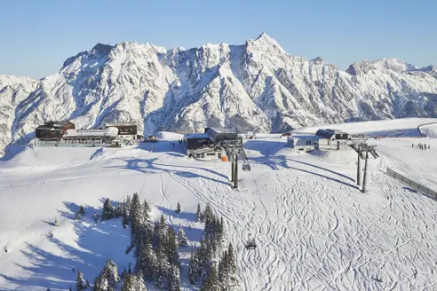 Snebeklædt landskab i alperne Saalbach Østrig