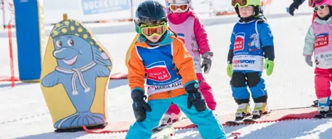 Dansk skiskole på gruppeundervisning for børn i Maria Alm