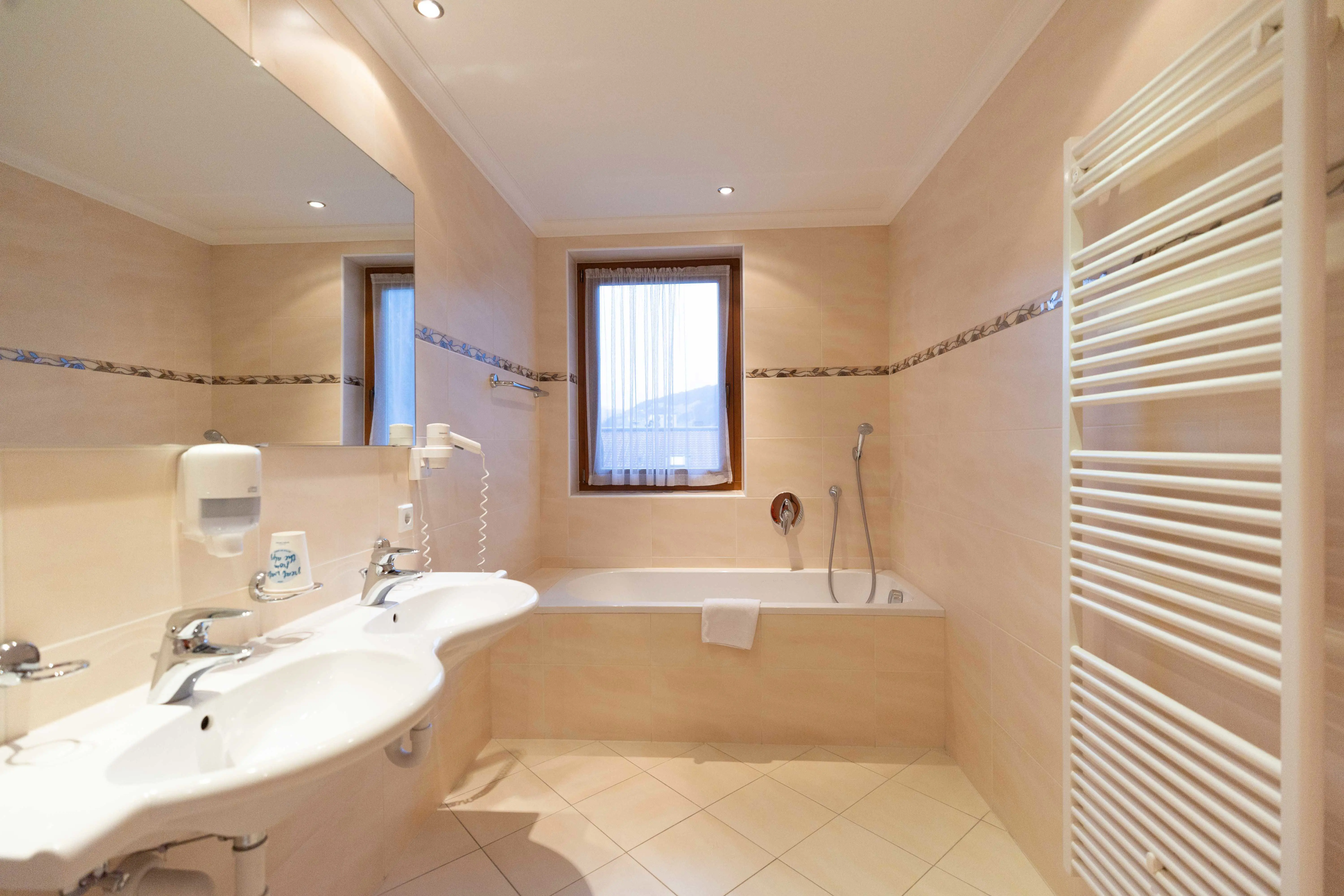 Juniorsuite med skråvægge og to mulige opredning i bygning B