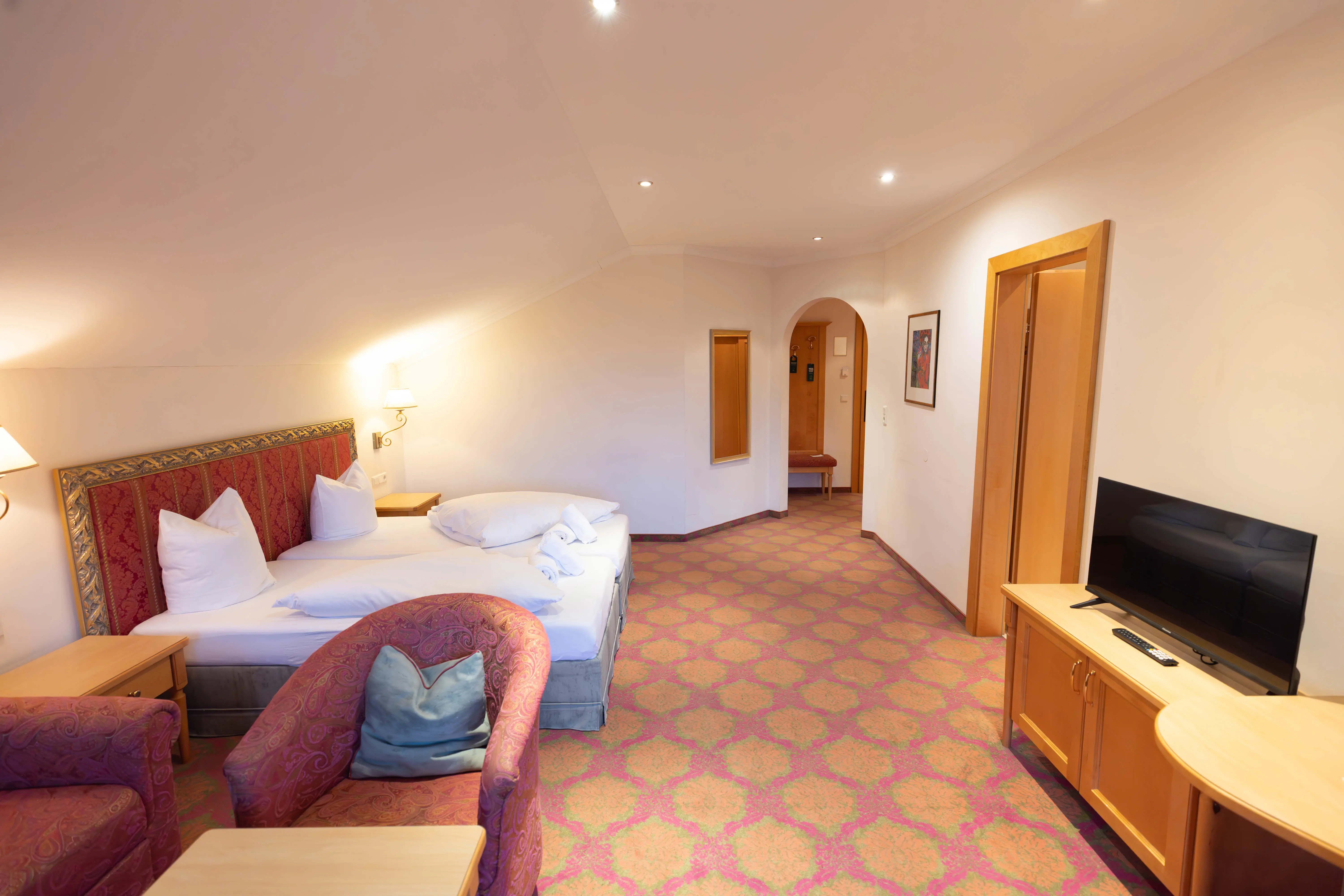 Juniorsuite med skråvægge og to mulige opredning i bygning B