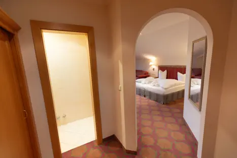Juniorsuite med skråvægge og to mulige opredning i bygning B