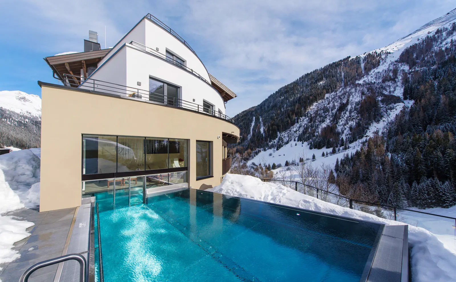 Heart Hotel Grischuna Front